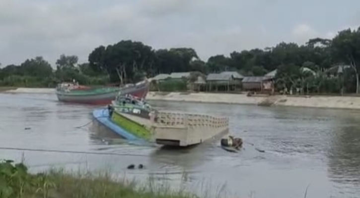 নড়িয়ায় বাল্কহেডের ধাক্কায় ভেঙে পড়ল নির্মাণাধীন ফুট বেইলি ব্রিজ 